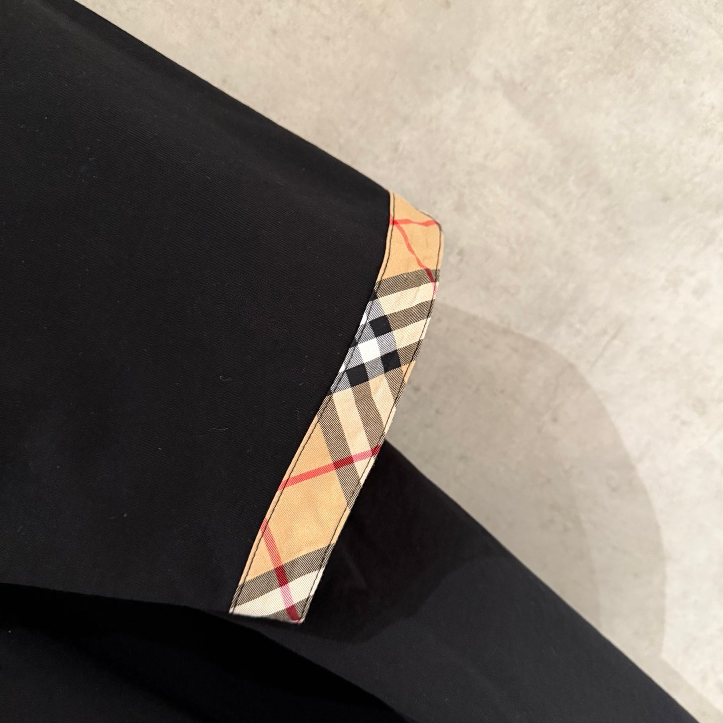 Black T-shirt with Burberry check-pattern sleeve cuff trim