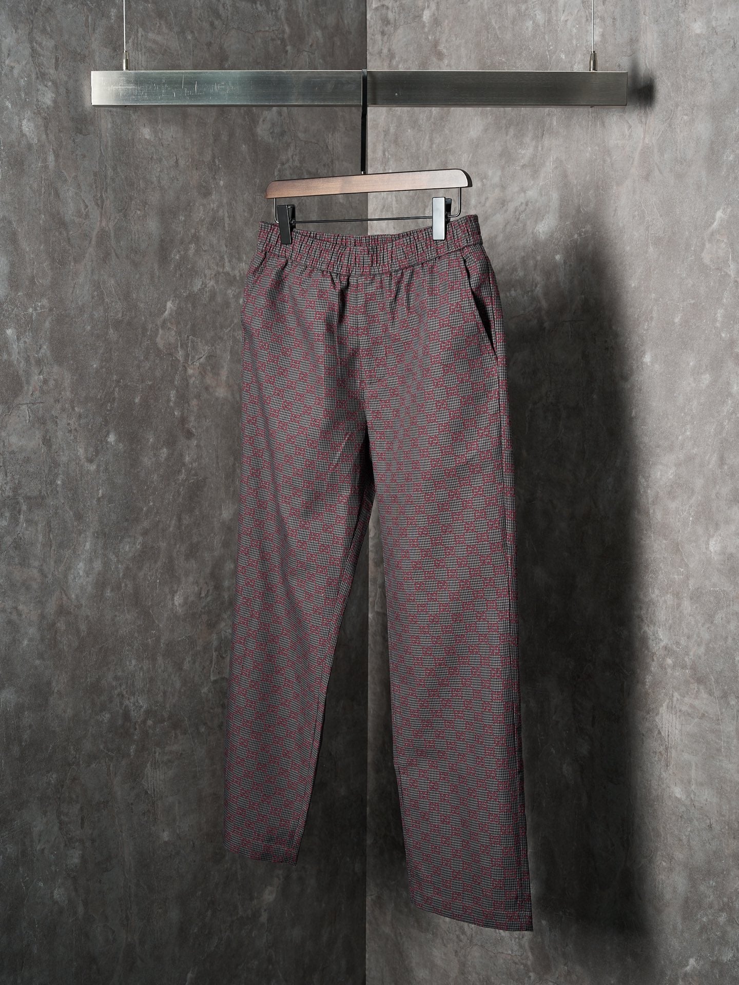 Gucci pants with elastic waistband and straight fit, maroon/gray GG-pattern woven cloth