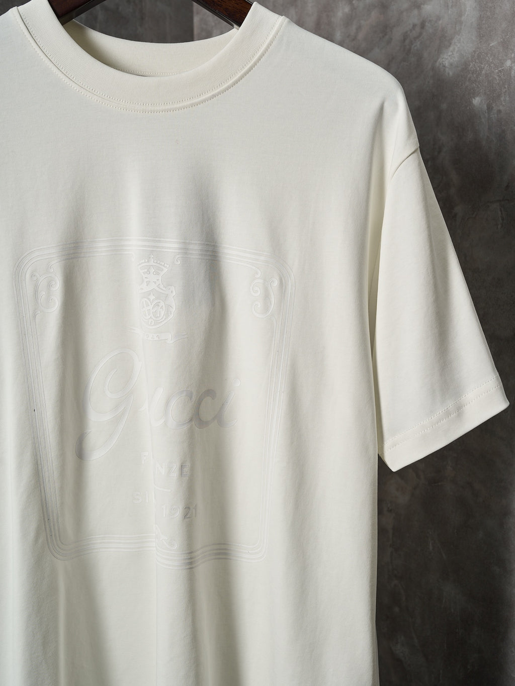 Gucci light cream T-shirt with subtle embossed chest logo