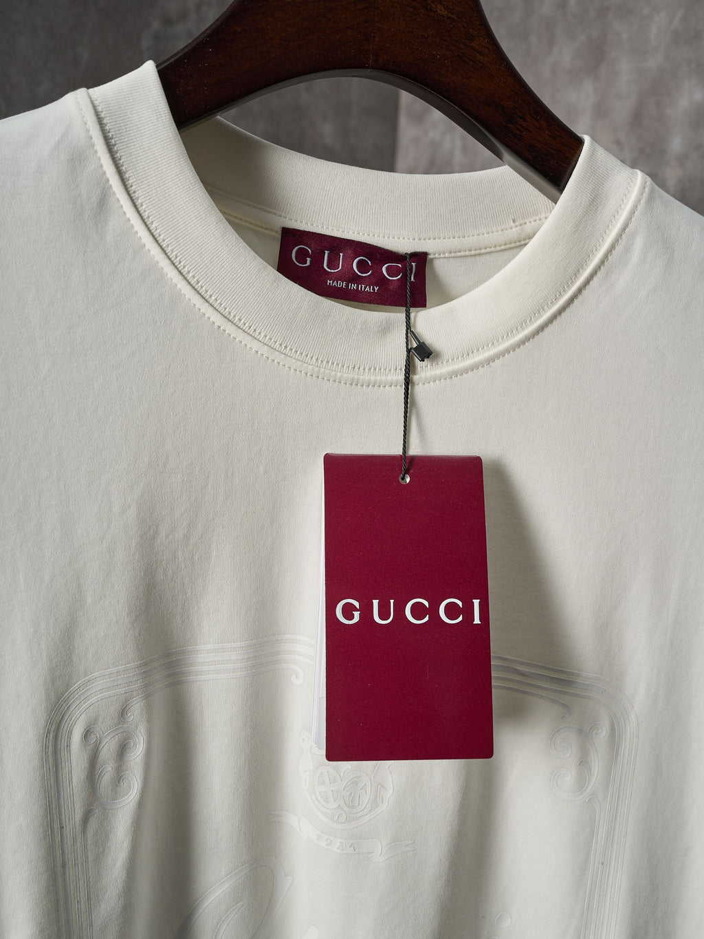 Light cream Gucci T-shirt with red GUCCI tag at the collar