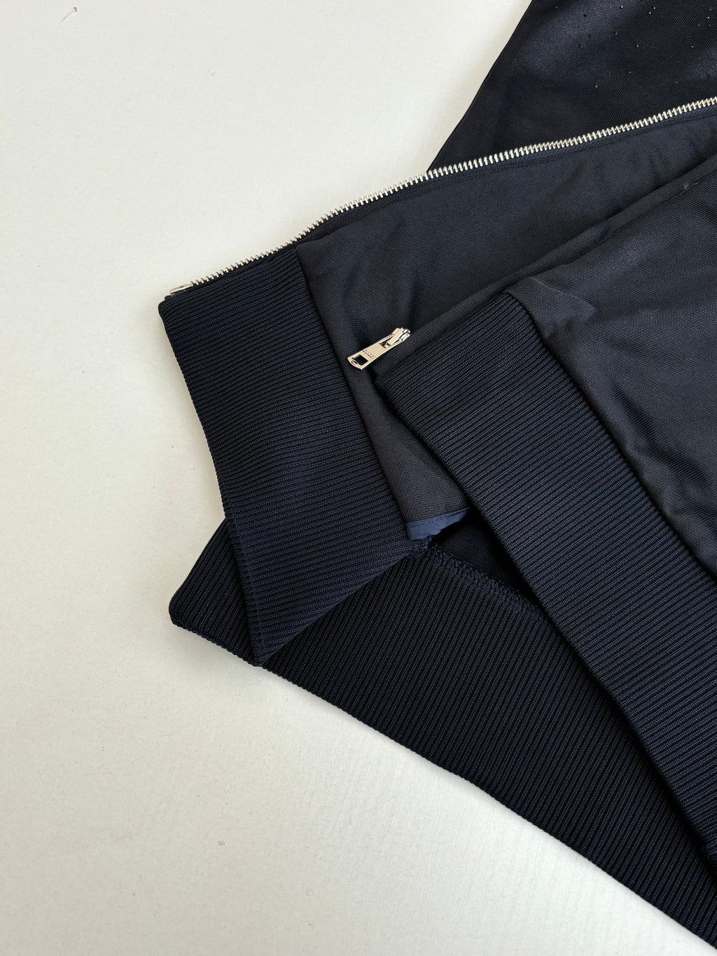 Gucci jacket collar and zipper area in dark navy with ribbed knit trim