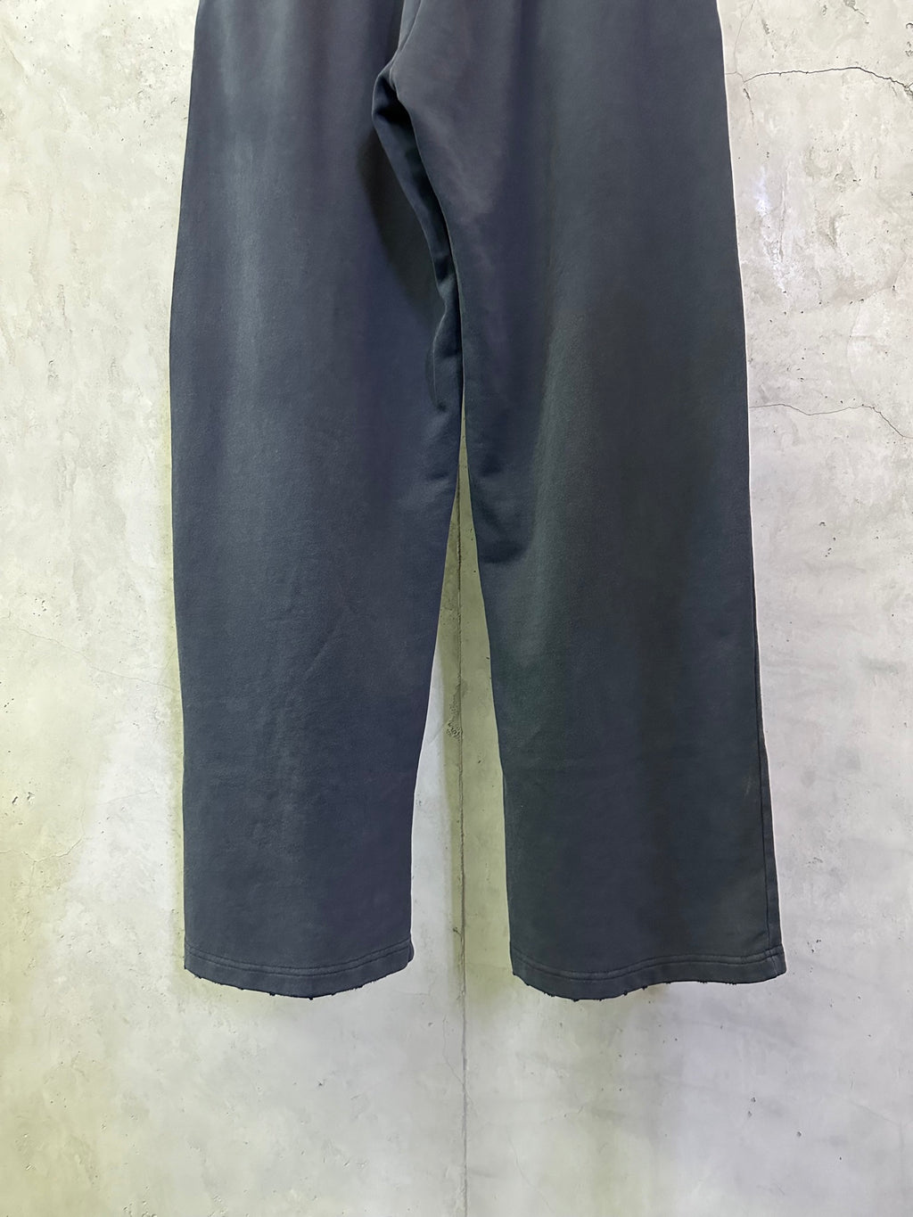 Dark blue wide-leg pants with straight cut and wide hem opening