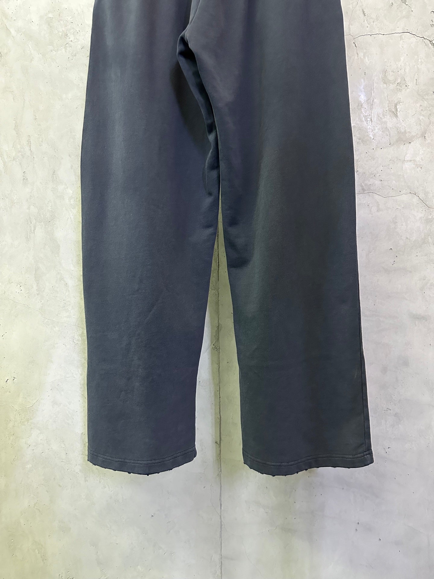 Dark blue wide-leg pants with straight cut and wide hem opening