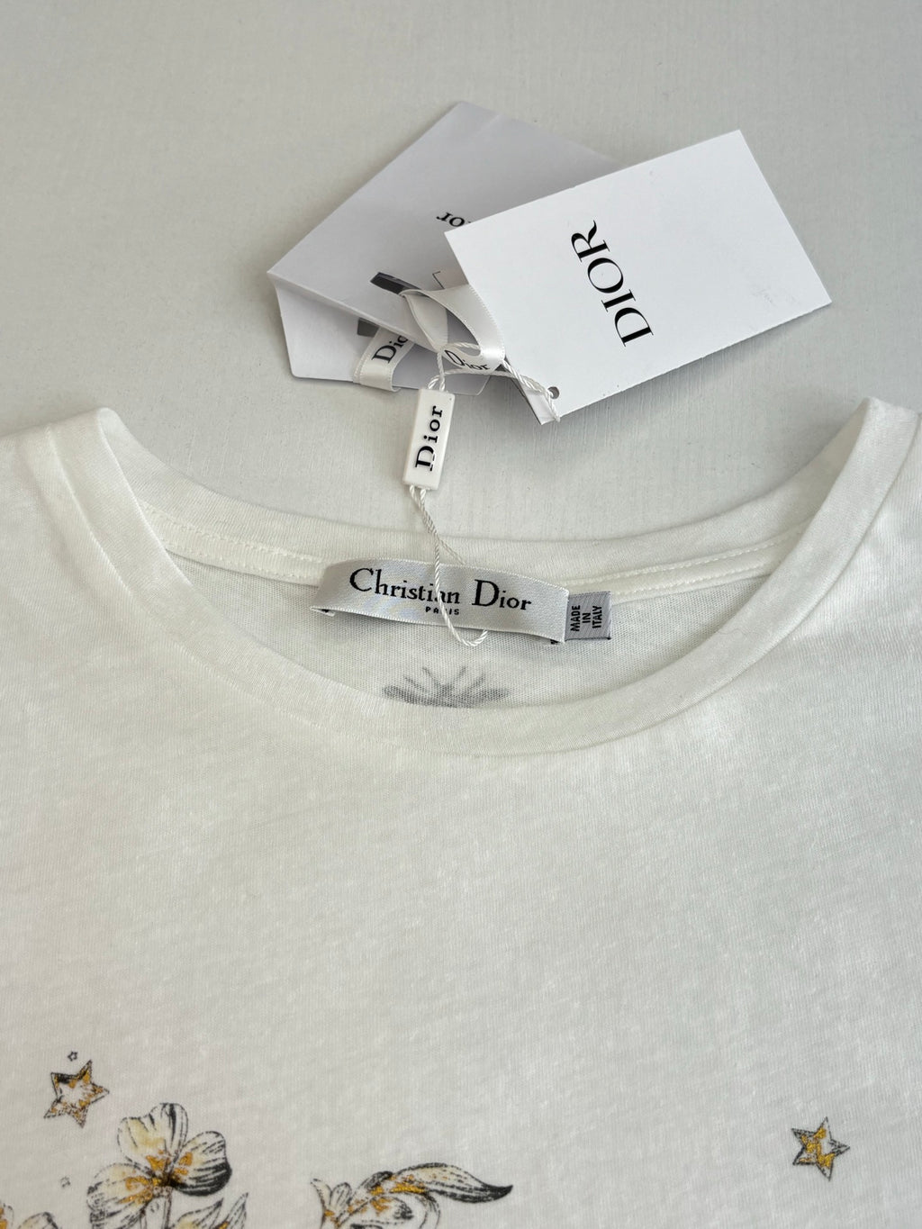 Dior short-sleeve T-shirt neckline with inner brand label and white ribbed collar