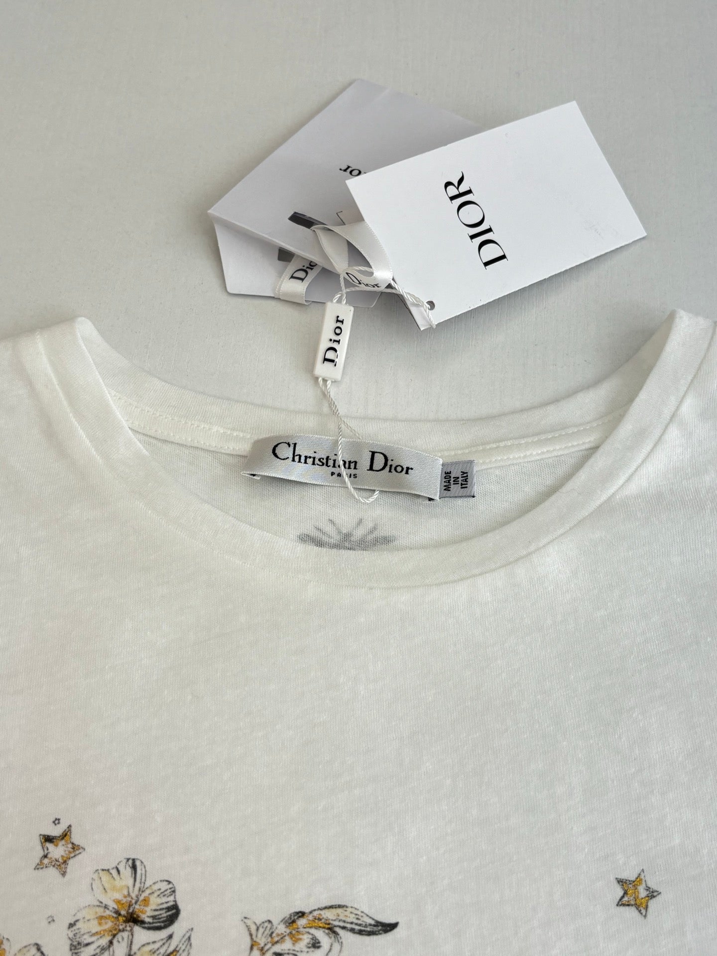 Dior short-sleeve T-shirt neckline with inner brand label and white ribbed collar