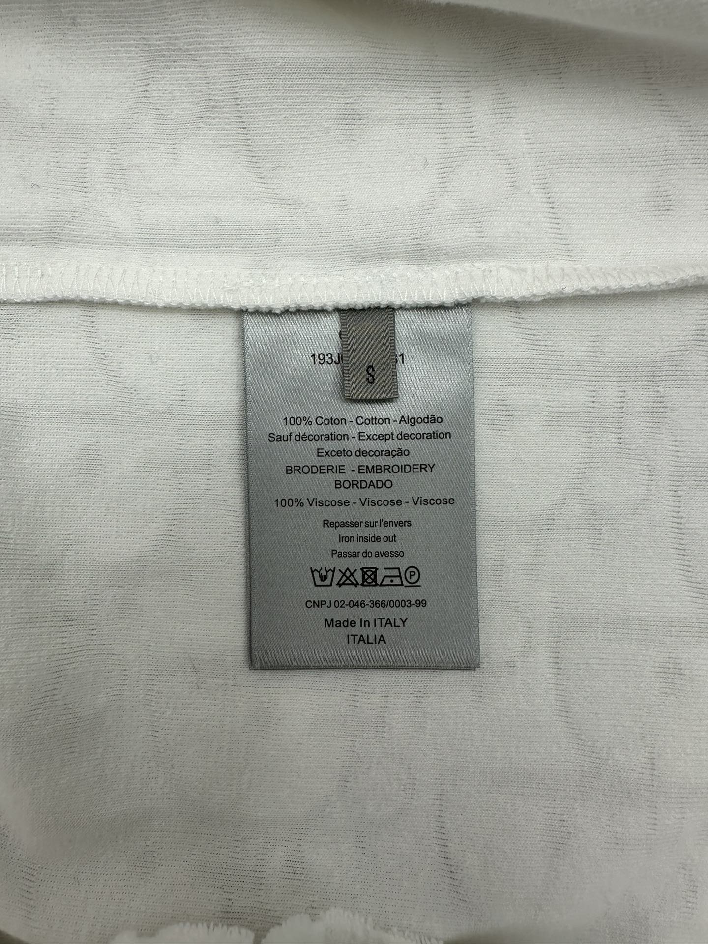 White T-shirt size S care label with 100% cotton content and Made in Italy