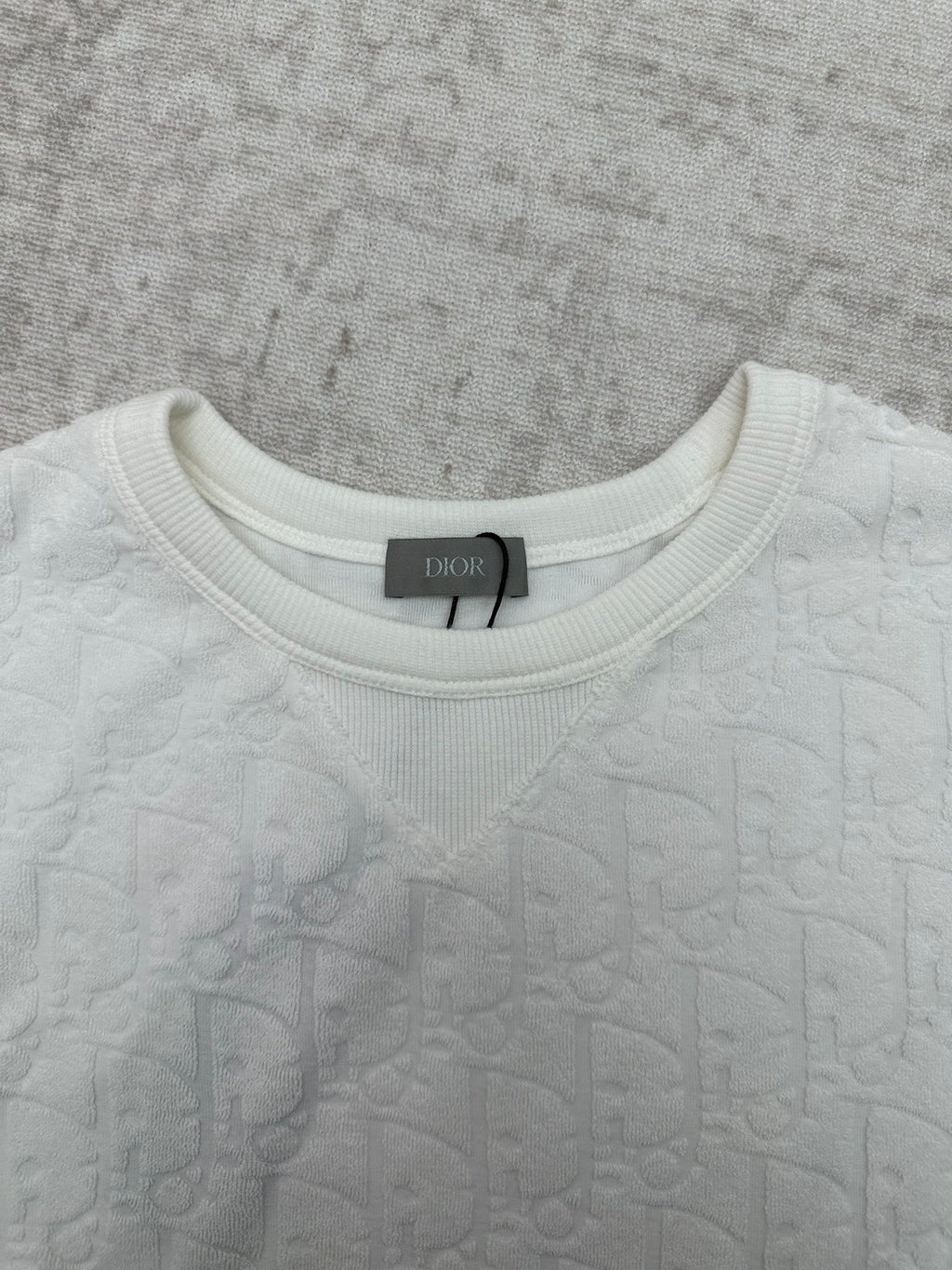 White crewneck T-shirt collar with Dior logo tag and embossed textured fabric