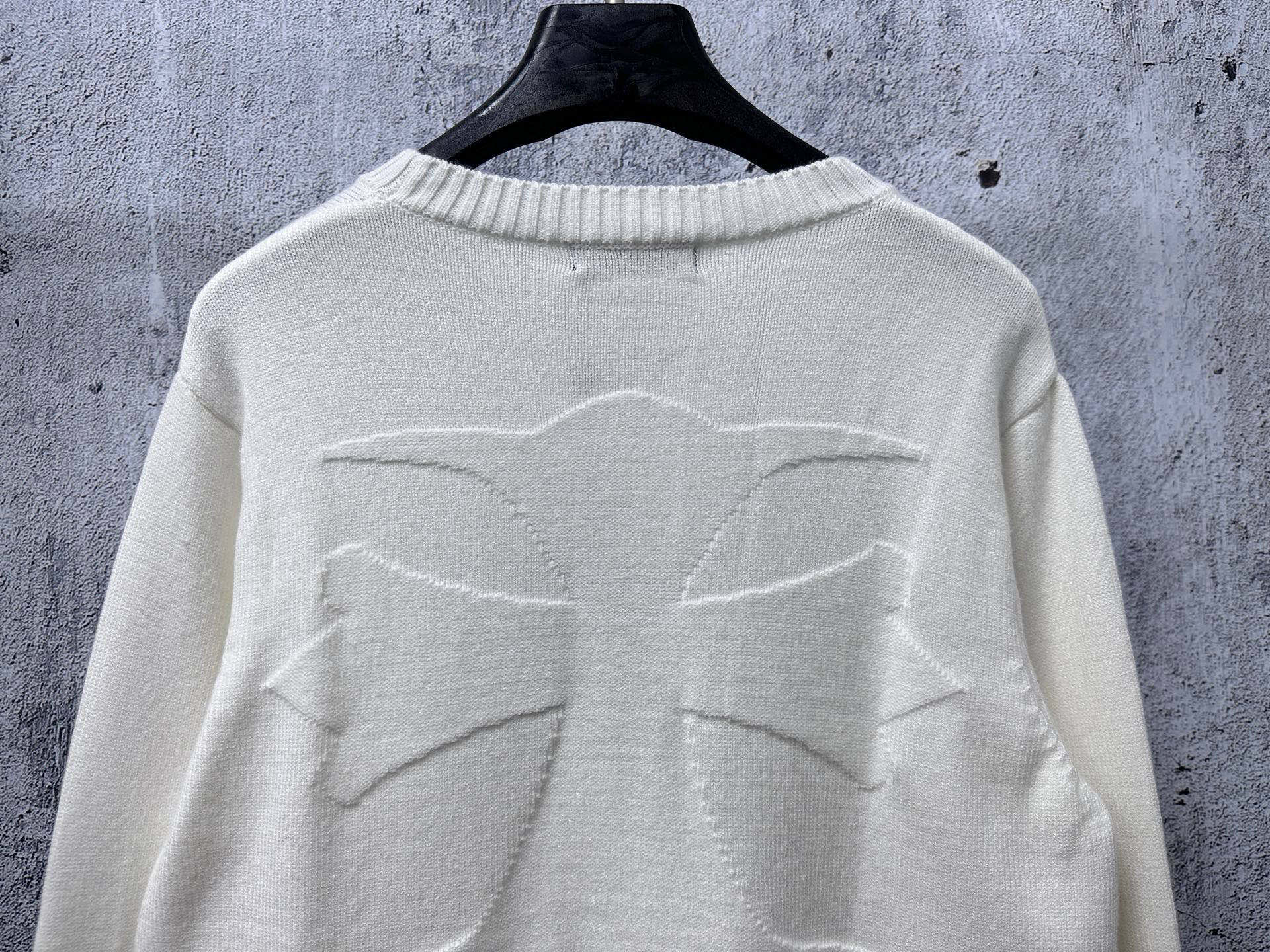 Light long-sleeve sweater with stitched cross graphic and ribbed hem
