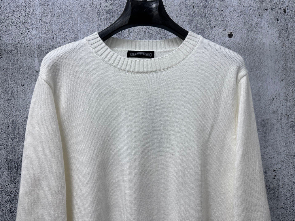 Light long-sleeve crewneck sweater with ribbed collar and cuffs