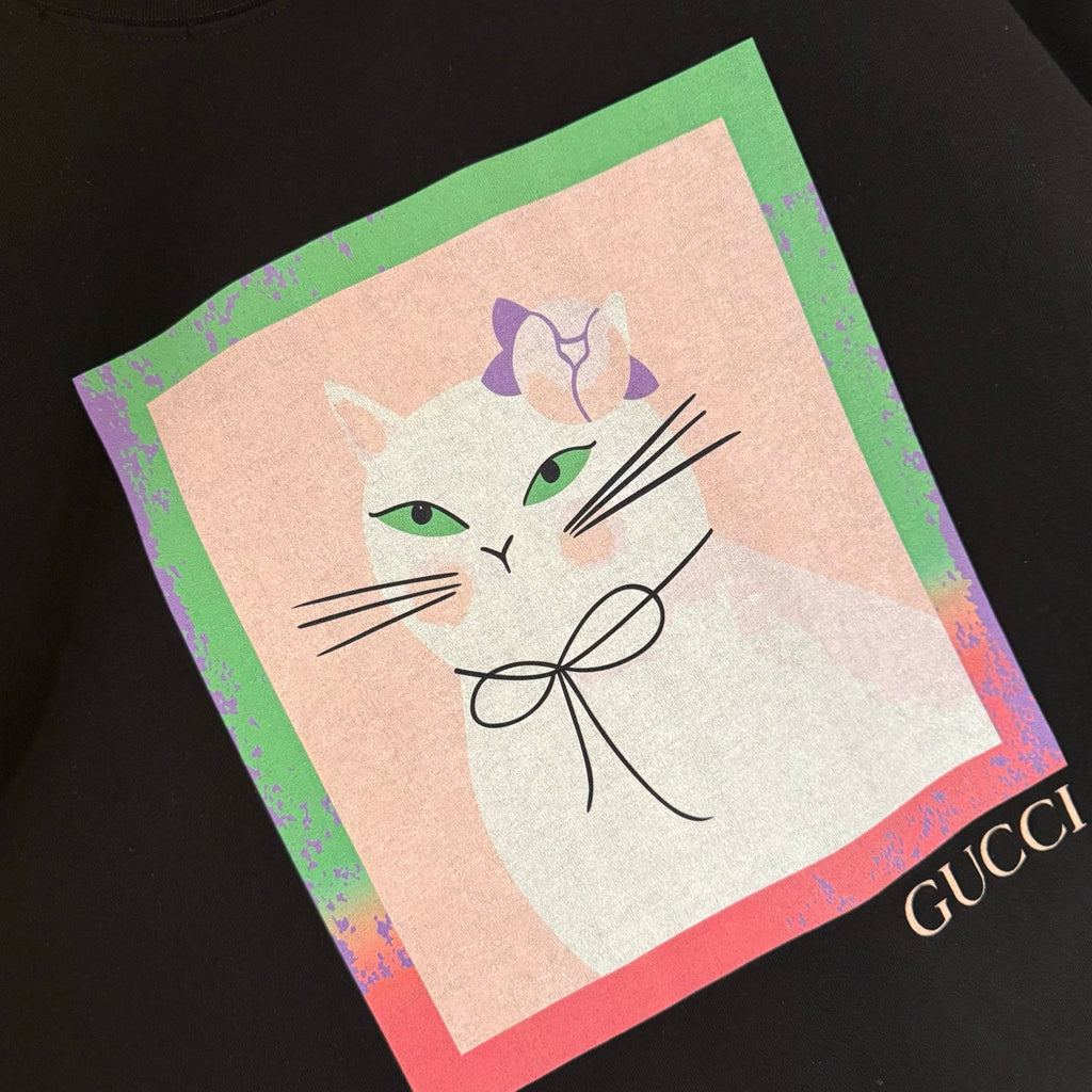Gucci cat face graphic patch on black short-sleeve T-shirt with GUCCI text