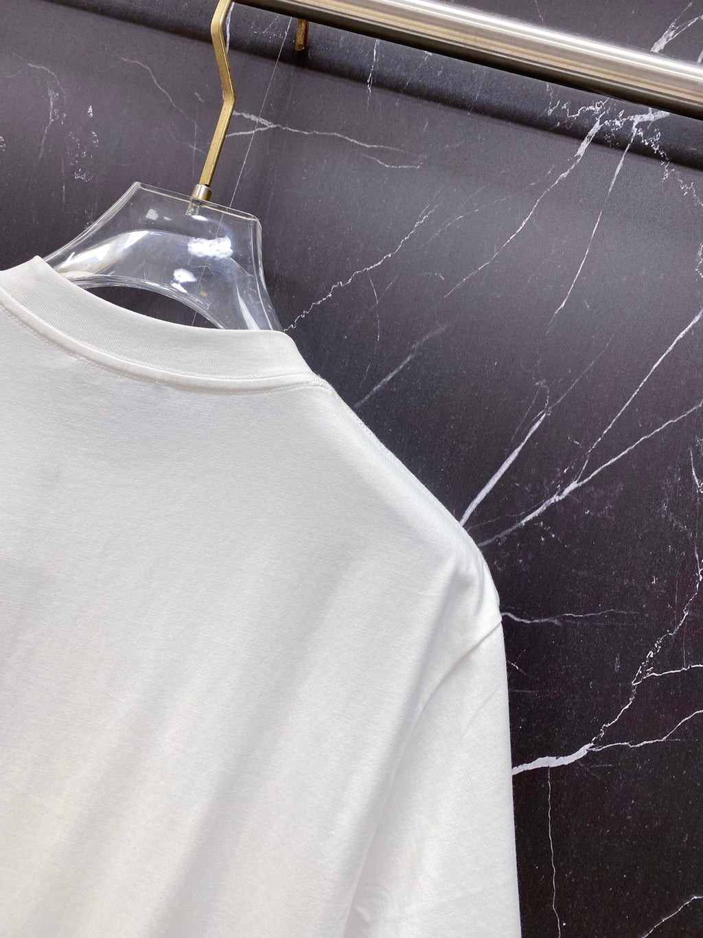 Versace white T-shirt shoulder seam and crew neck collar