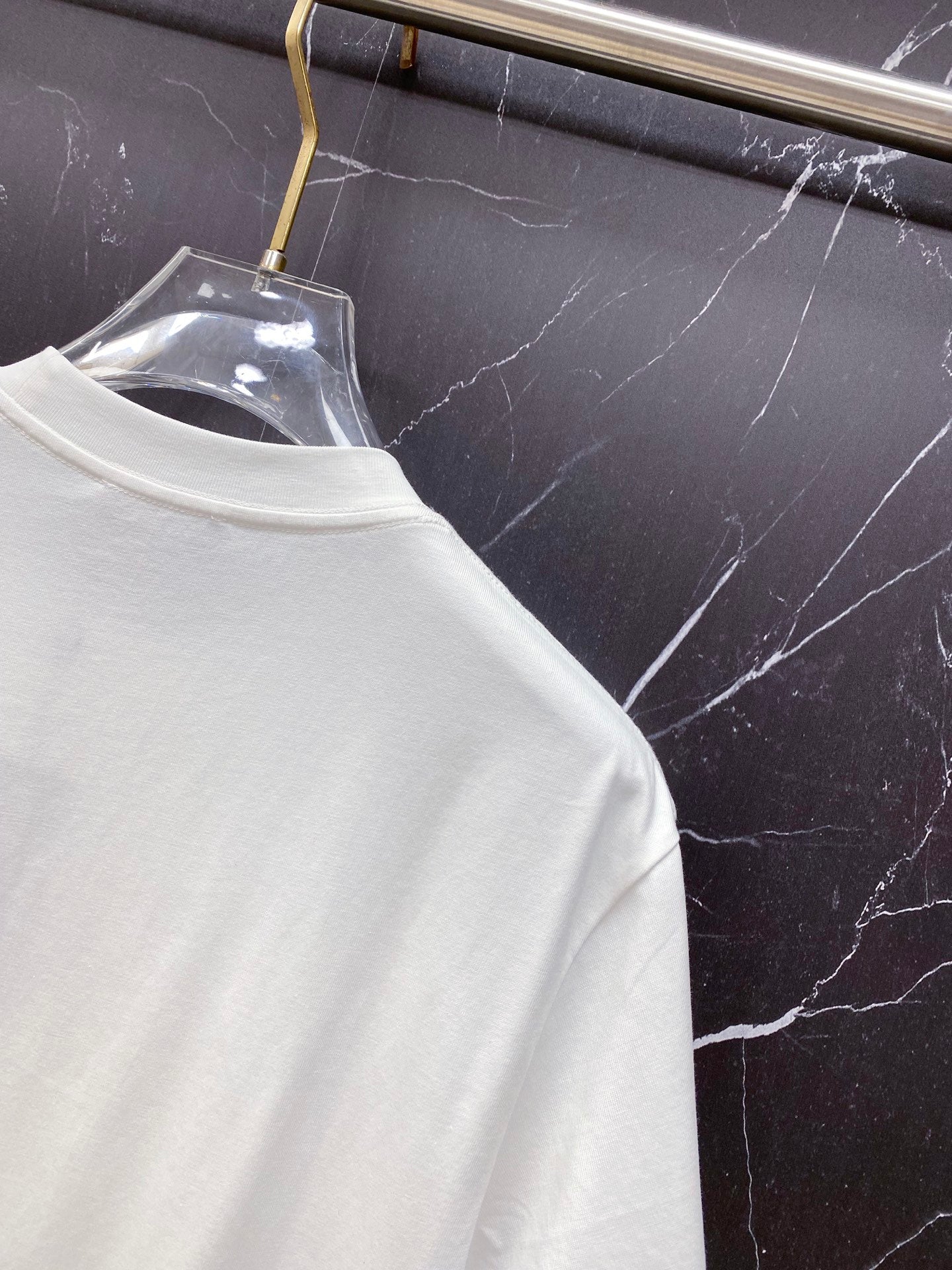 Versace white T-shirt shoulder seam and crew neck collar