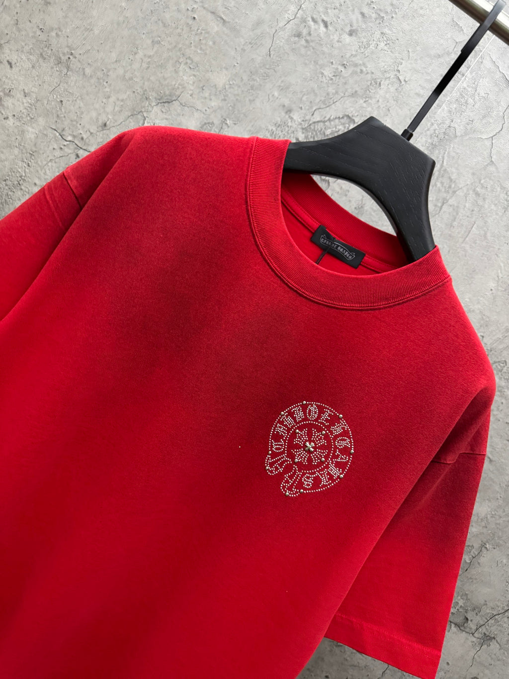 Red short-sleeve T-shirt neckline and small chest circular logo