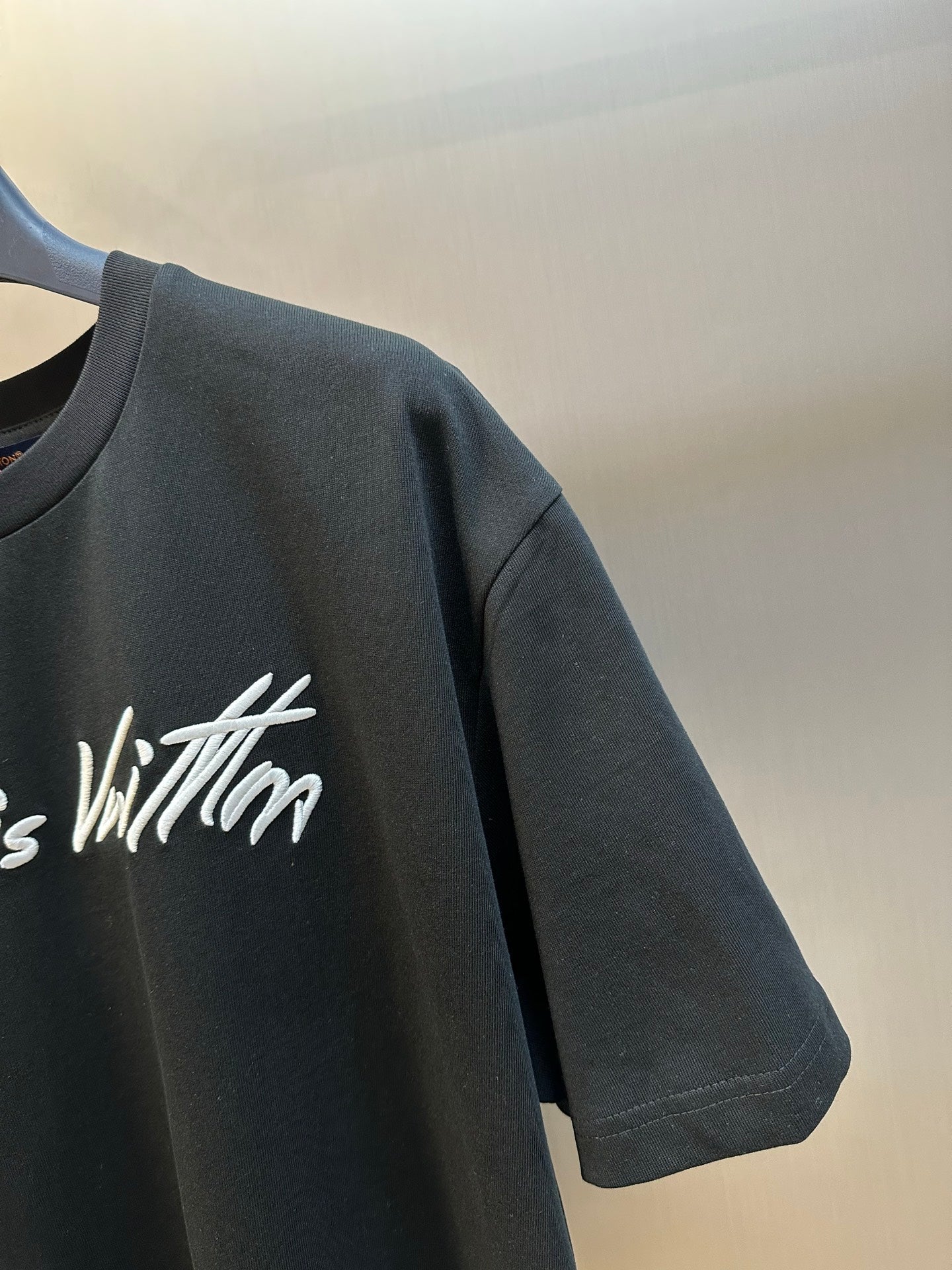Louis Vuitton short-sleeve T-shirt sleeve, black with partial white logo
