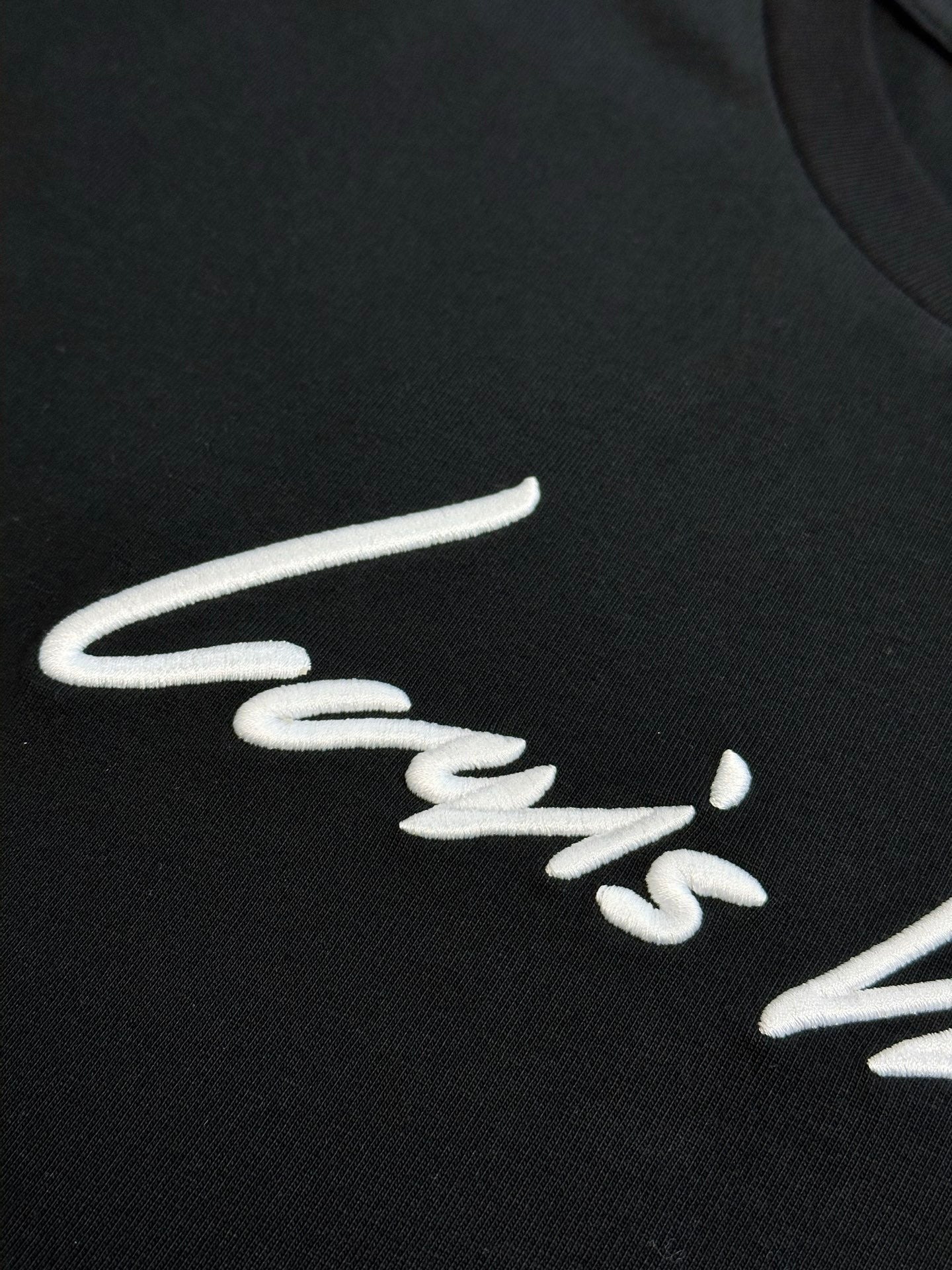 Louis Vuitton short-sleeve T-shirt logo, white cursive on black fabric