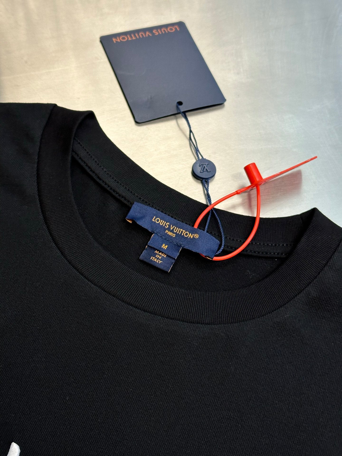Louis Vuitton short-sleeve T-shirt neckline, black knit with attached tags
