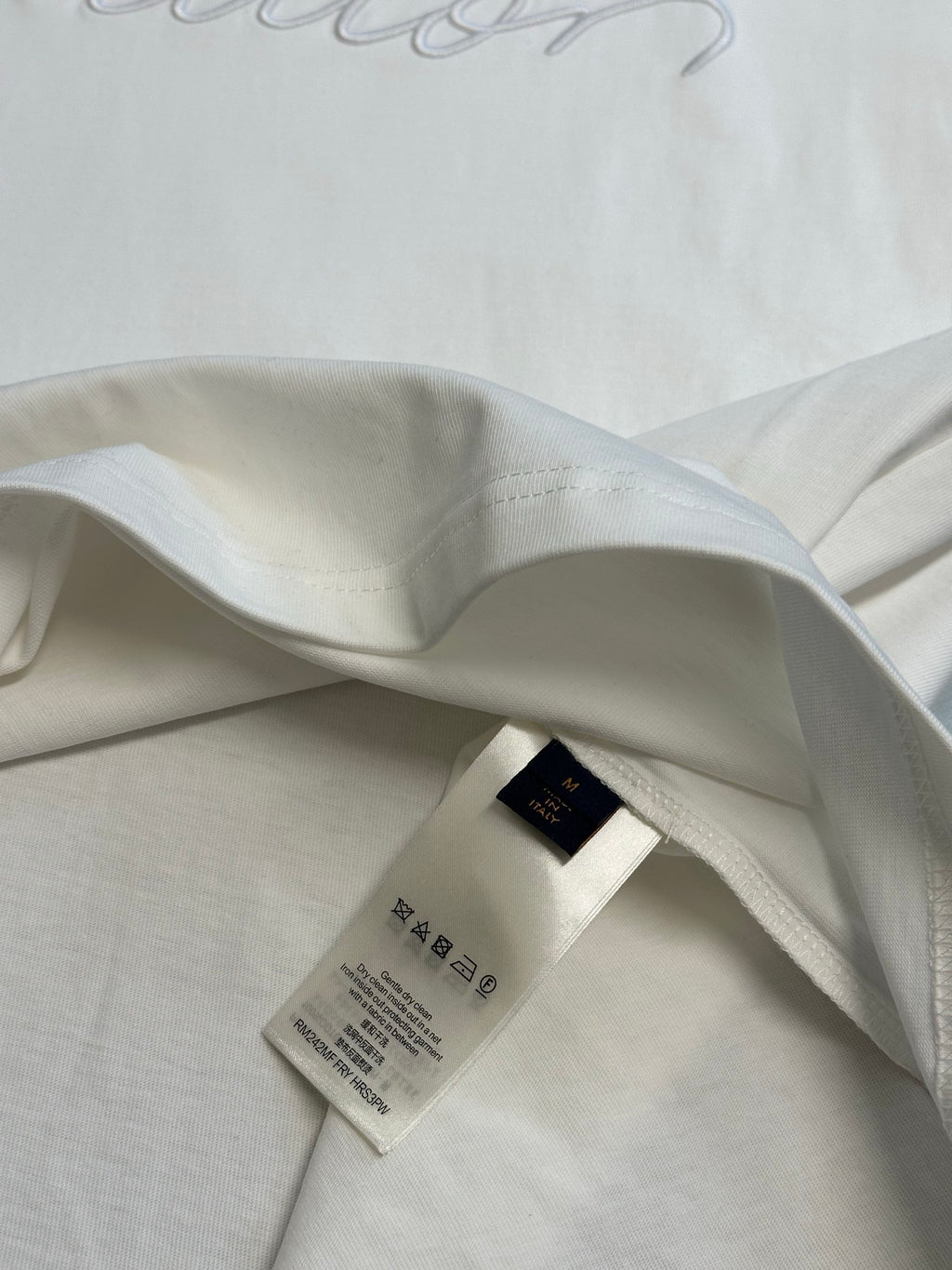 White T-shirt collar and interior neck label with hidden seam detail