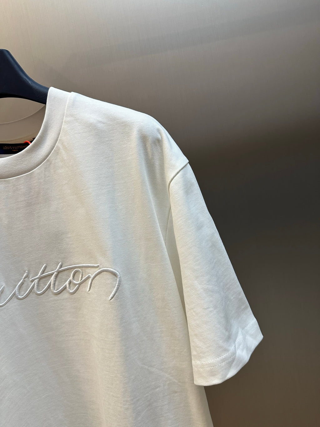White short-sleeve T-shirt sleeve with Louis Vuitton script embroidery