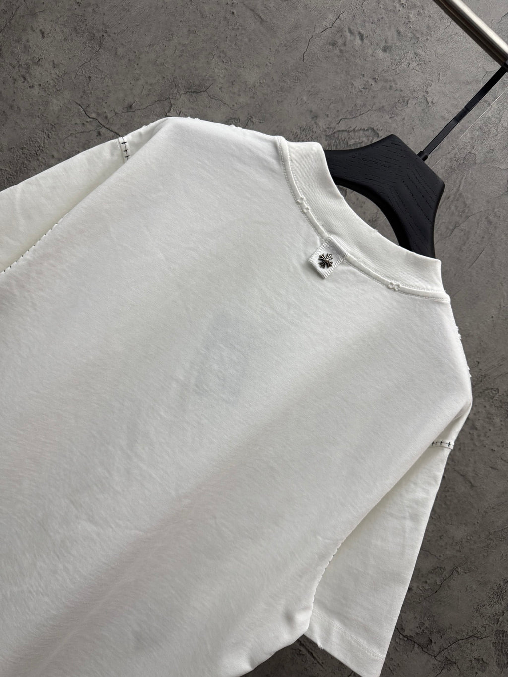 White short-sleeve T-shirt with chest embroidery and stitched sleeve hem