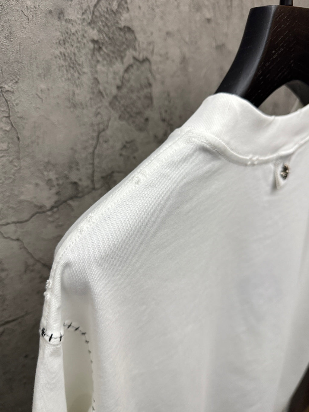 White short-sleeve T-shirt shoulder and upper back neckline detail