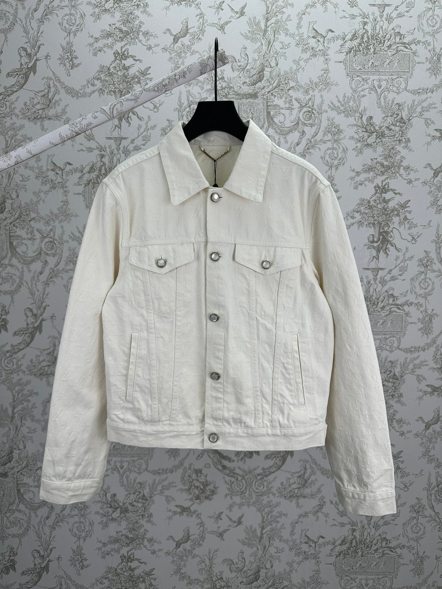 Long white jacket with button front, pointed collar, chest flap pockets