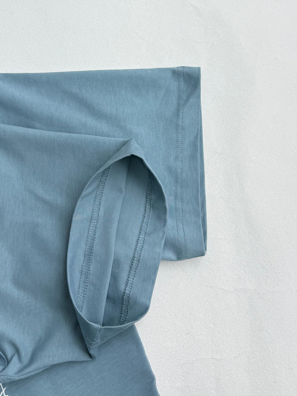 Light blue Dior T-shirt sleeve and side seam detail