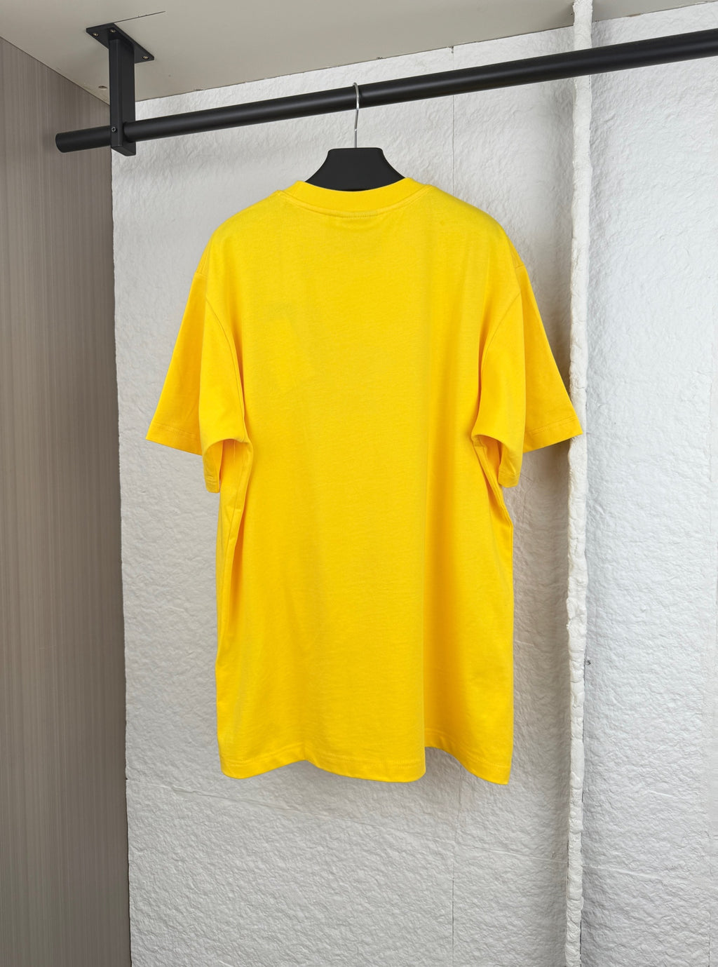 Yellow short-sleeve T-shirt, plain back with crew neck