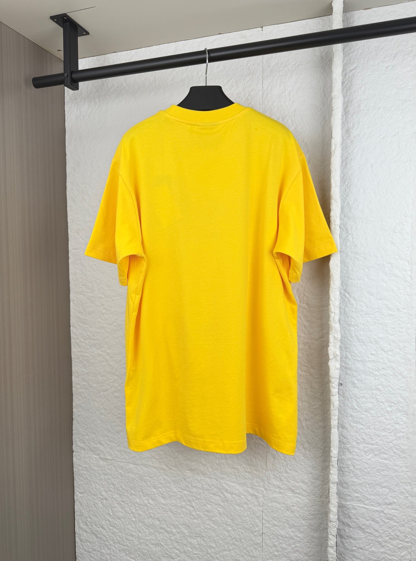 Yellow short-sleeve T-shirt, plain back with crew neck