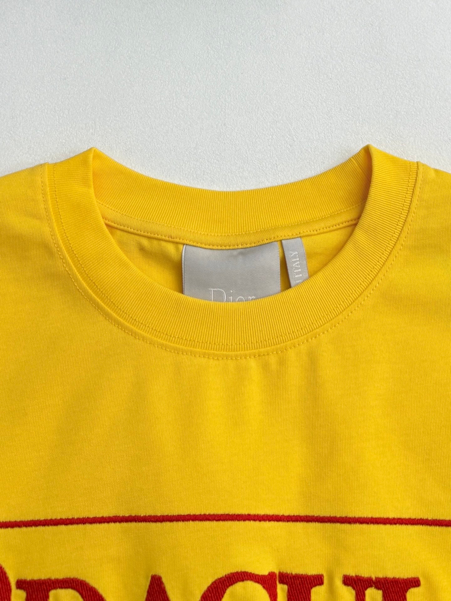 Yellow short-sleeve T-shirt neckline with interior brand tag