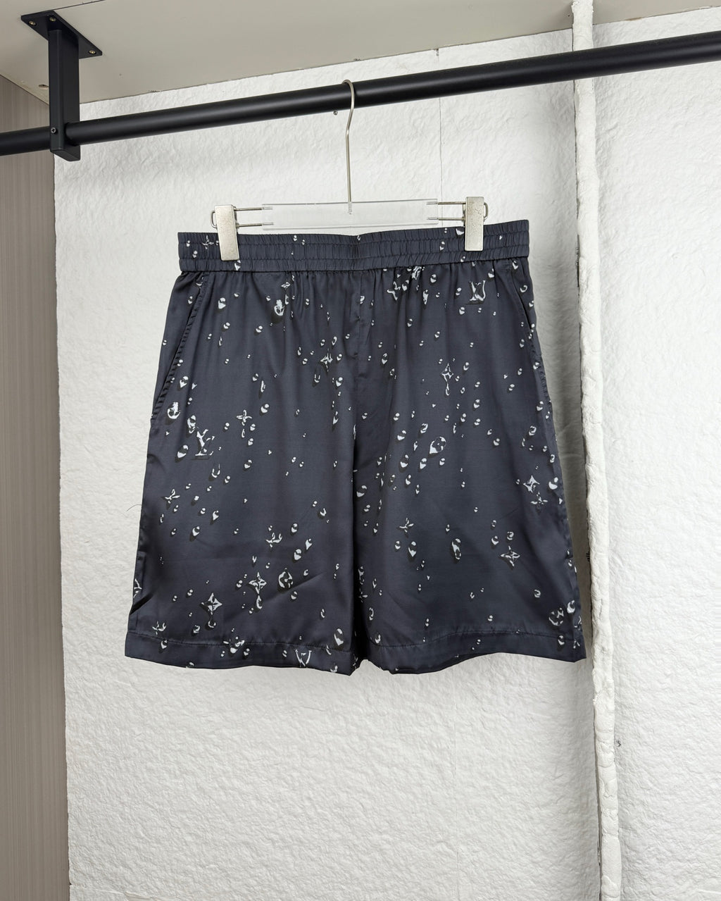 Black patterned shorts with elastic waistband and drawstring