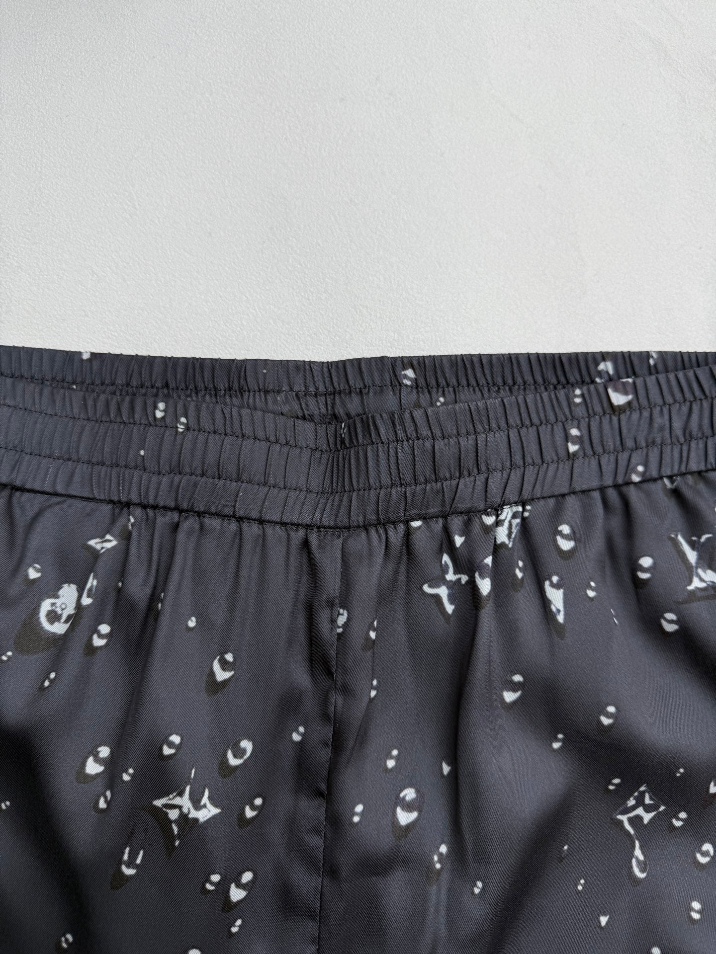 Black shorts waistband with gathered elastic and all-over white motif print