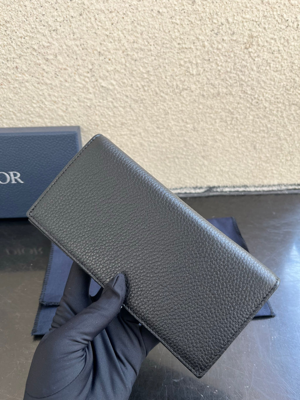 Small bag clutch in dark textured leather with fold-over flap
