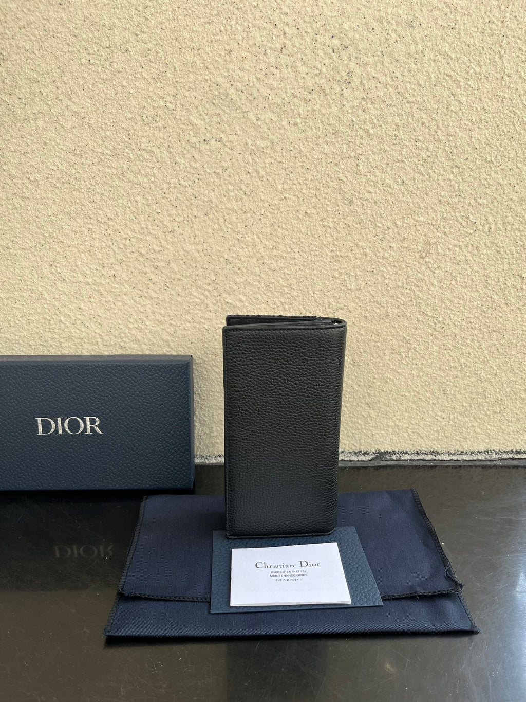 Small bag card holder in dark leather with logo patch and price card
