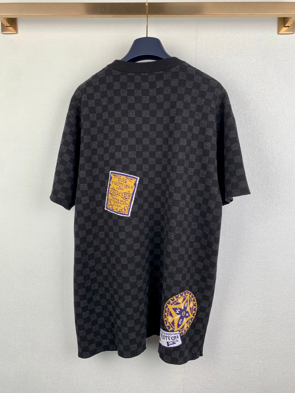 Black check short-sleeve T-shirt with back patch and curved hem