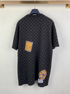 Black check short-sleeve T-shirt with back patch and curved hem