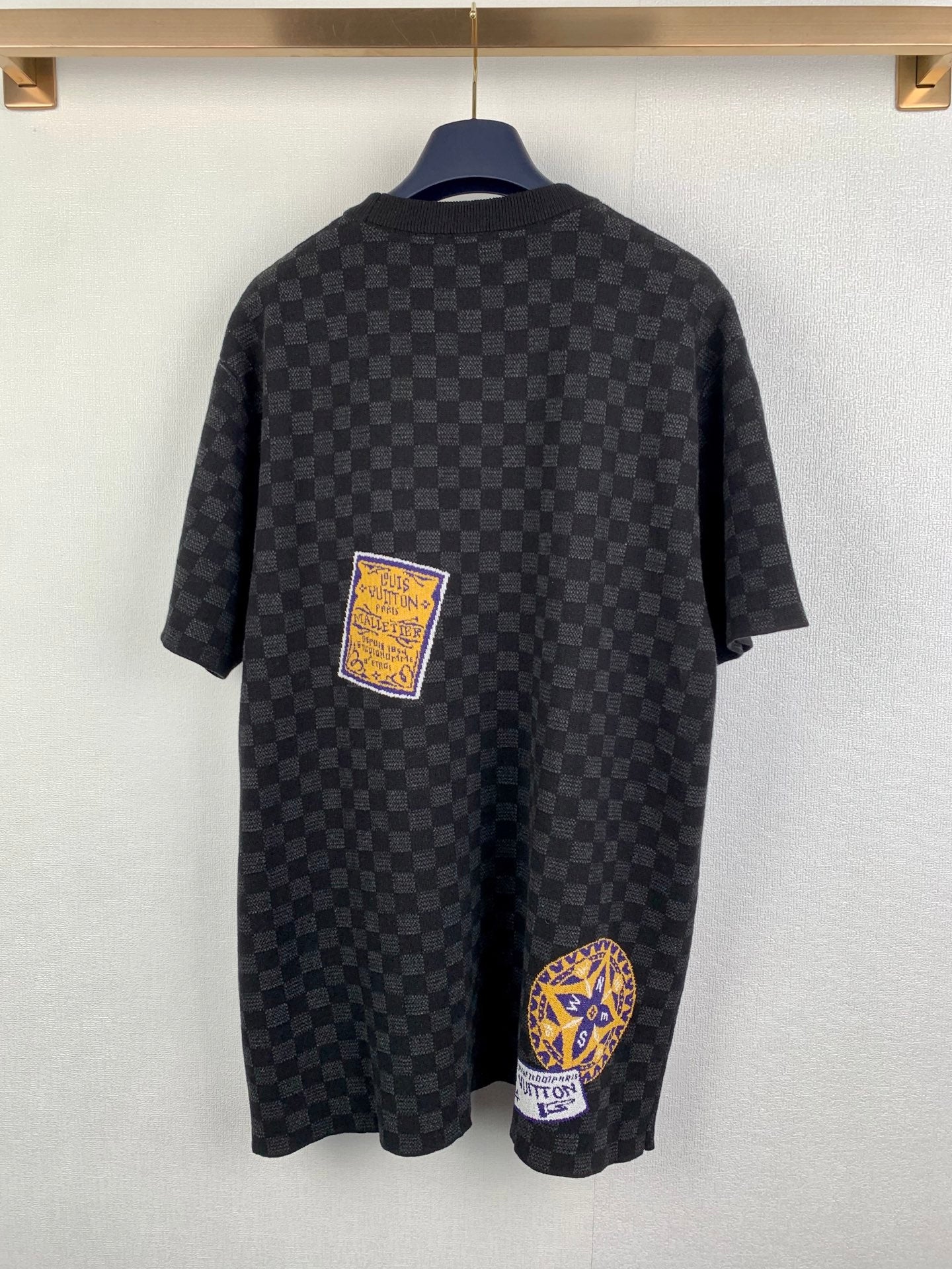Black check short-sleeve T-shirt with back patch and curved hem