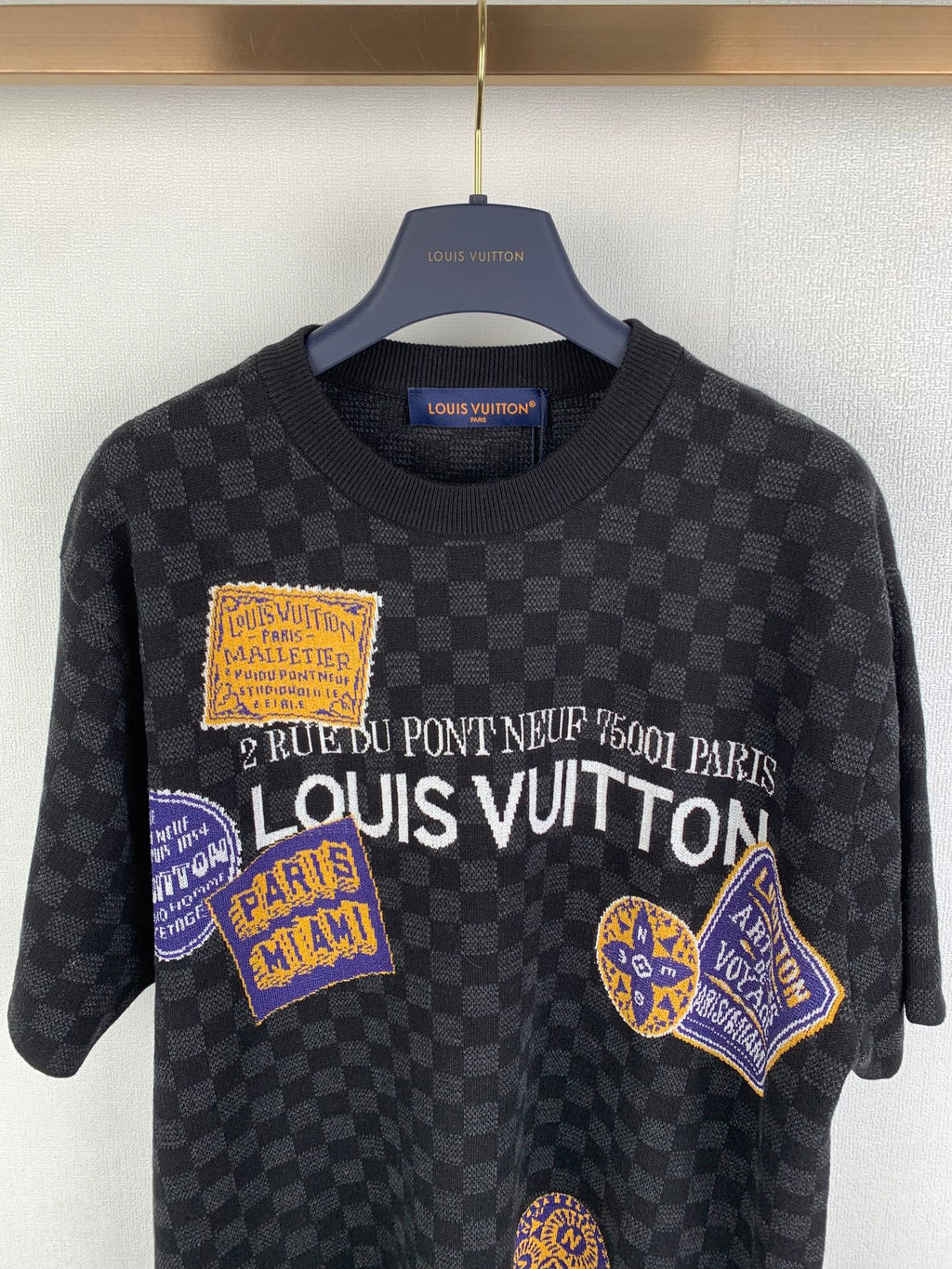 Black check short-sleeve T-shirt with round ribbed collar and front logo graphics