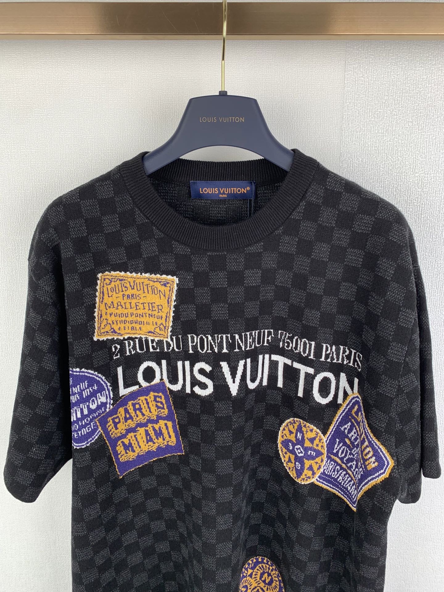 Black check short-sleeve T-shirt with round ribbed collar and front logo graphics