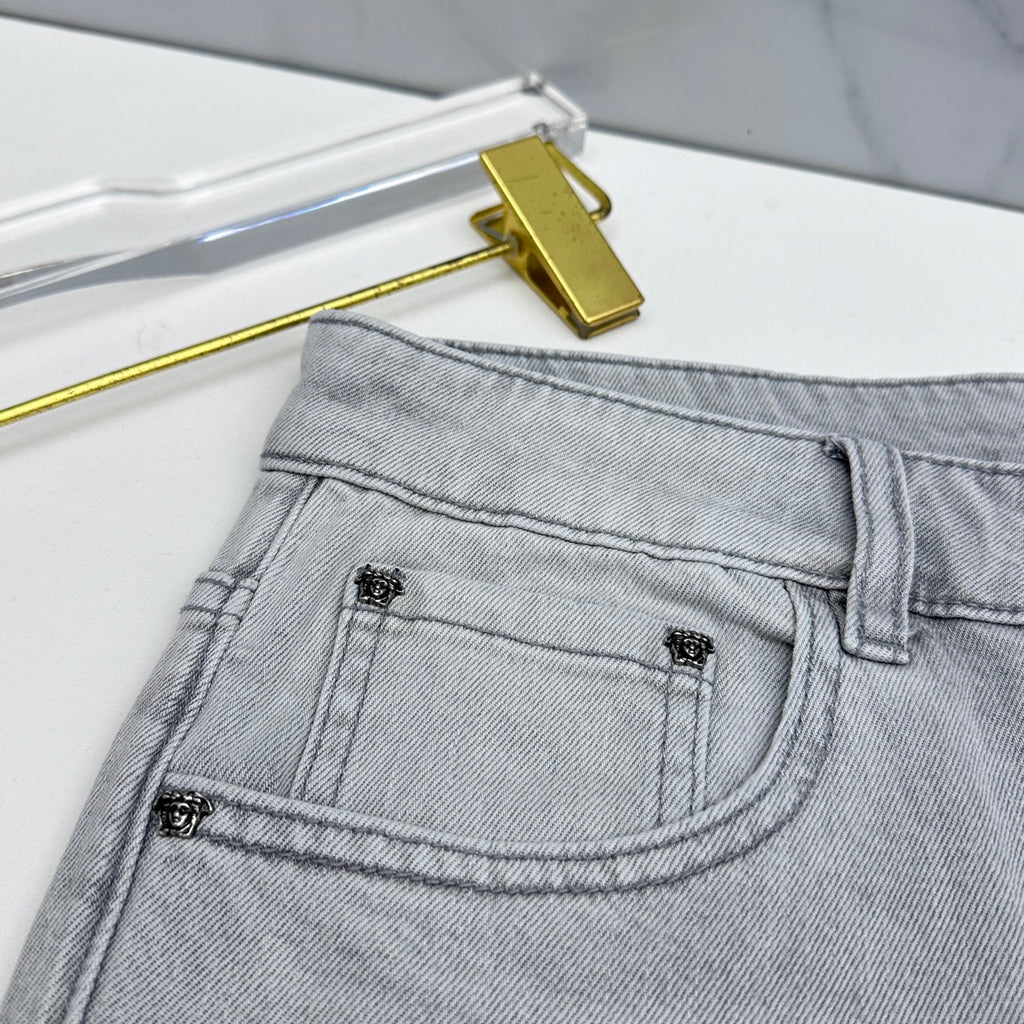Light-wash jeans with stitched pocket opening and small logo rivets