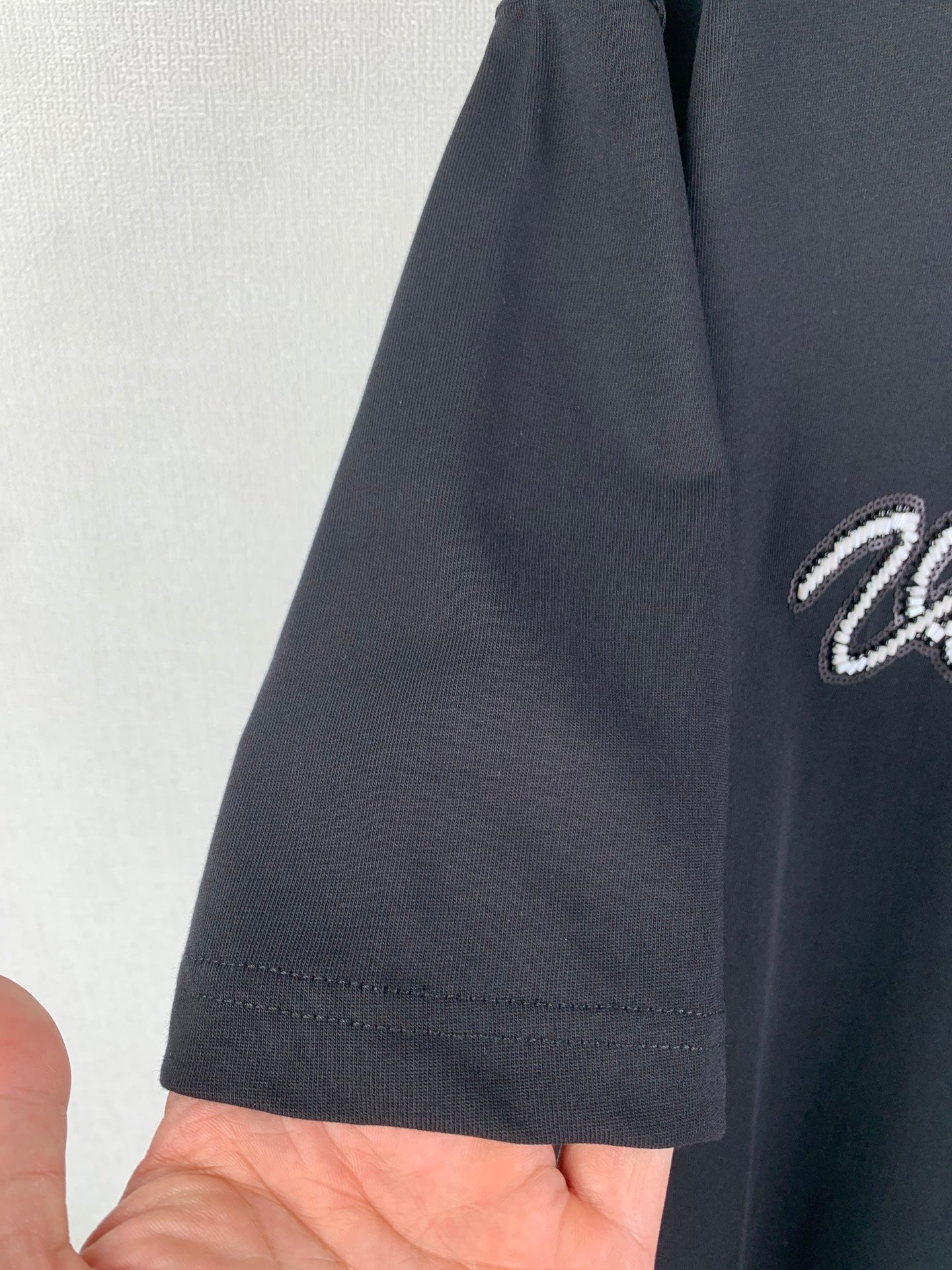 Louis Vuitton dark short-sleeve T-shirt sleeve cuff and hem stitching