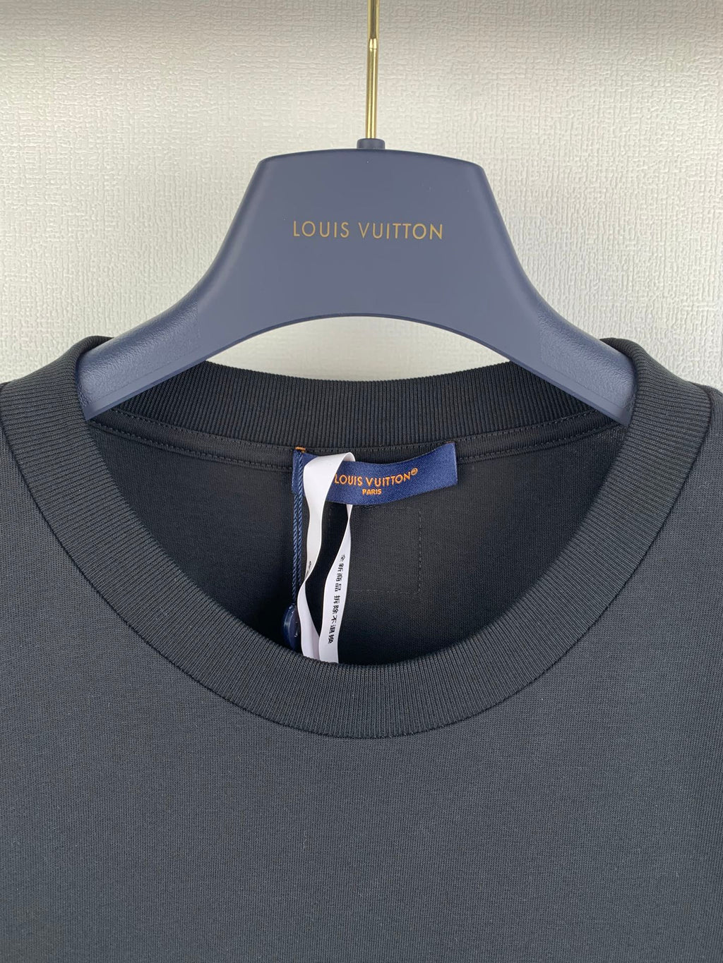 Louis Vuitton crew-neck T-shirt collar with interior size tag