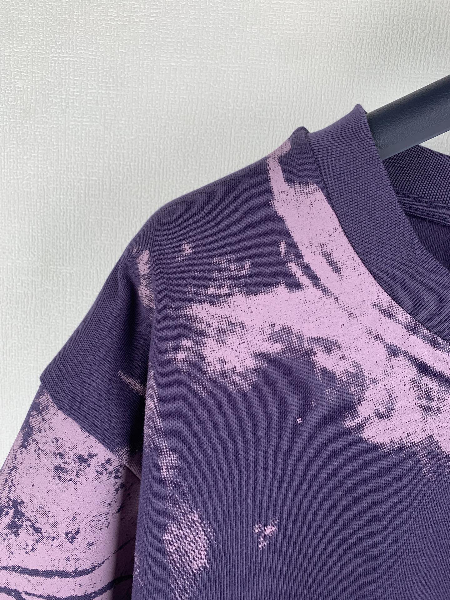 Louis Vuitton purple T-shirt with shoulder seam and printed sleeve panel