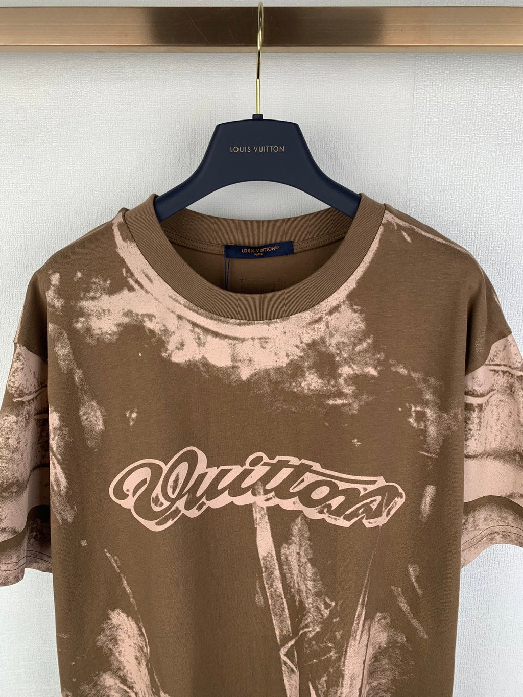 Brown short-sleeve T-shirt with white logo print and crew neckline