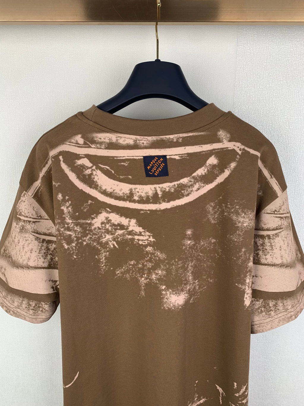 Brown short-sleeve T-shirt back with white abstract logo print