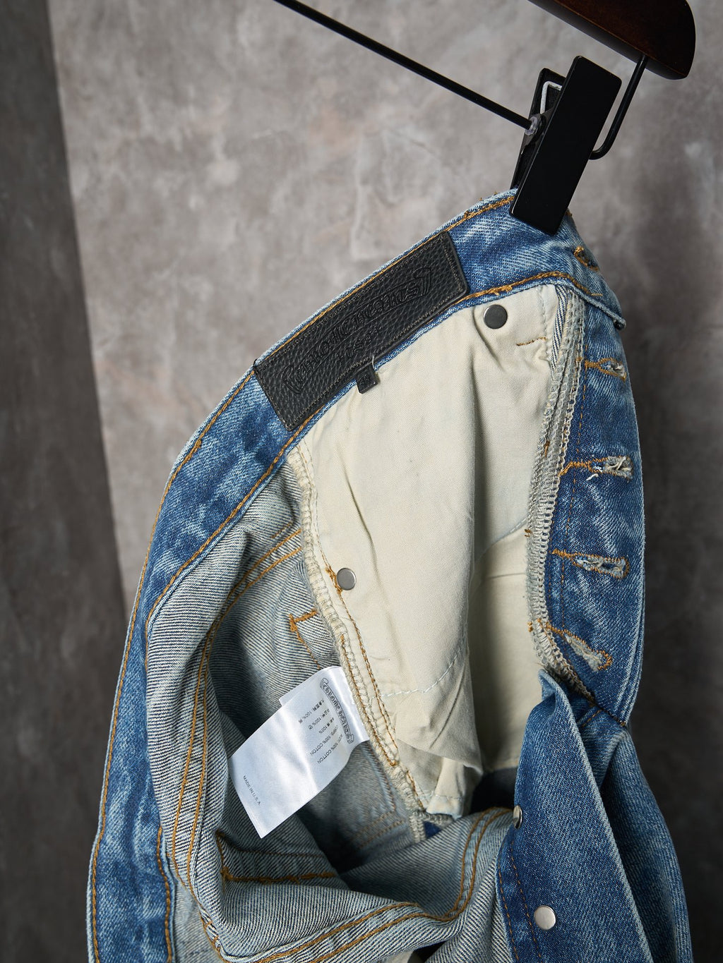 Light blue denim pants, waistband with button and front pocket opening