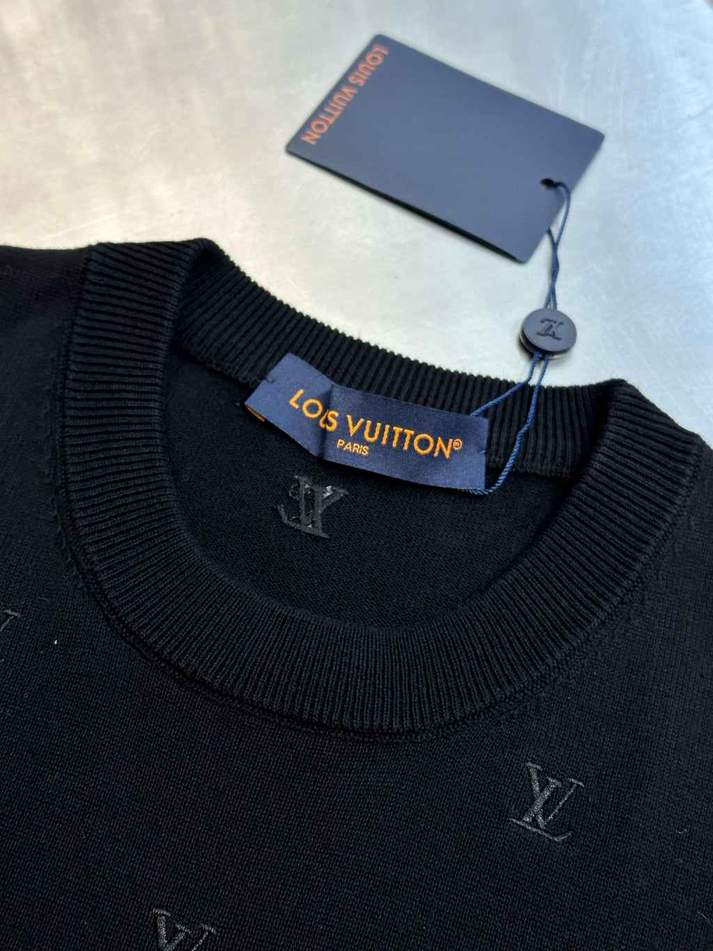 Louis Vuitton T-shirt collar with ribbed knit, monogram, and hang tag