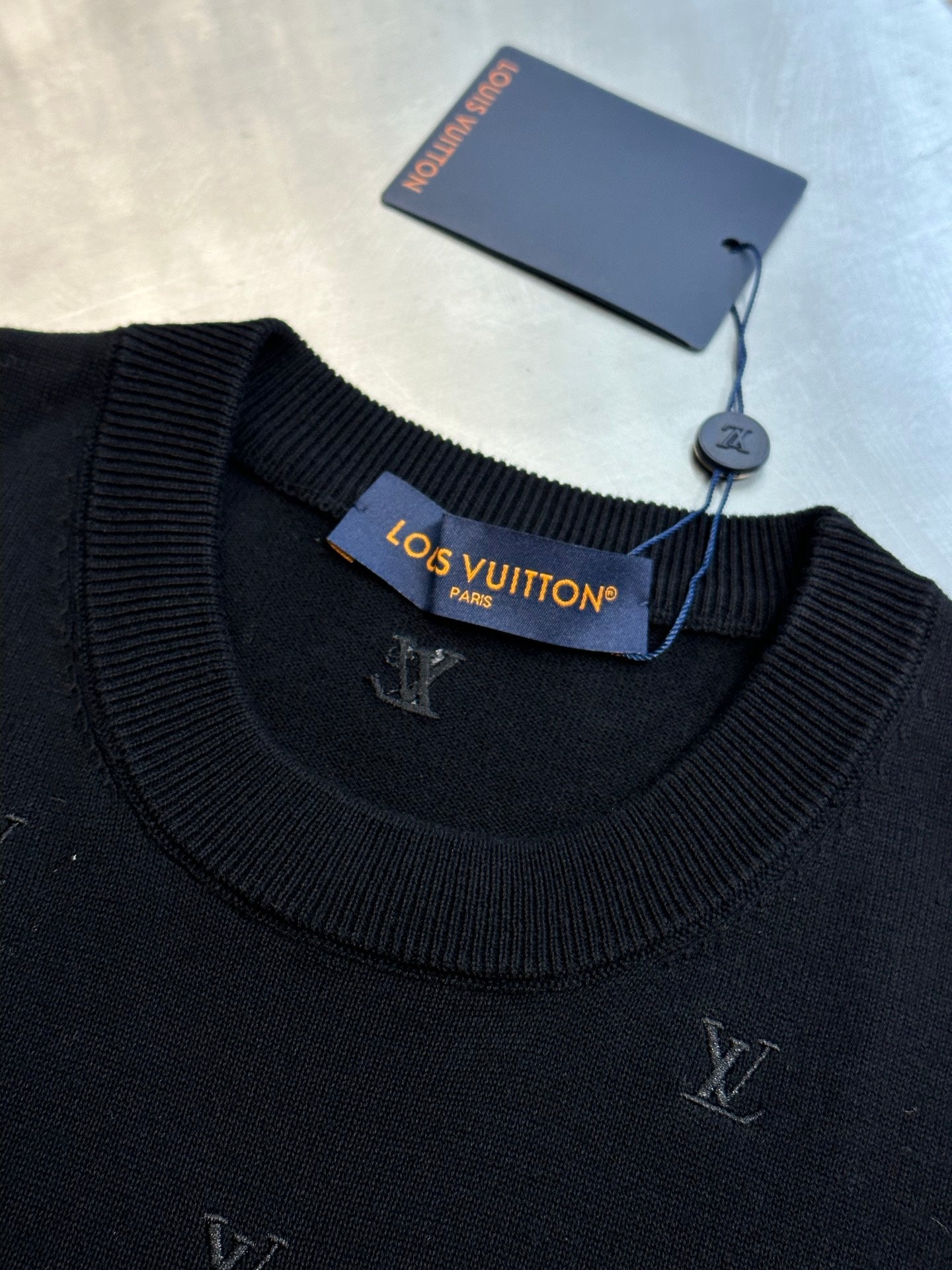 Louis Vuitton T-shirt collar with ribbed knit, monogram, and hang tag