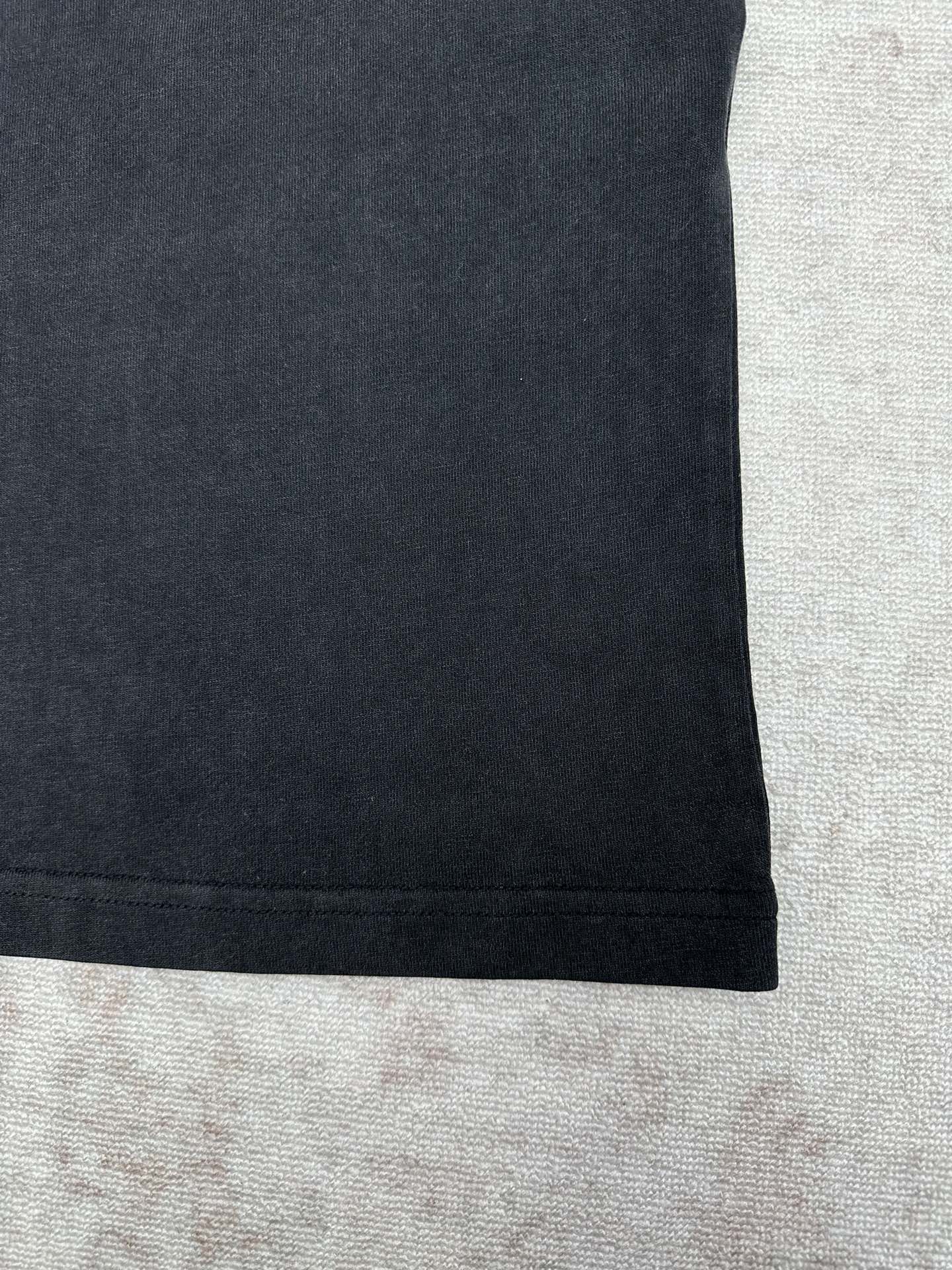 Balenciaga short-sleeve T-shirt side view, black hemline with straight stitching