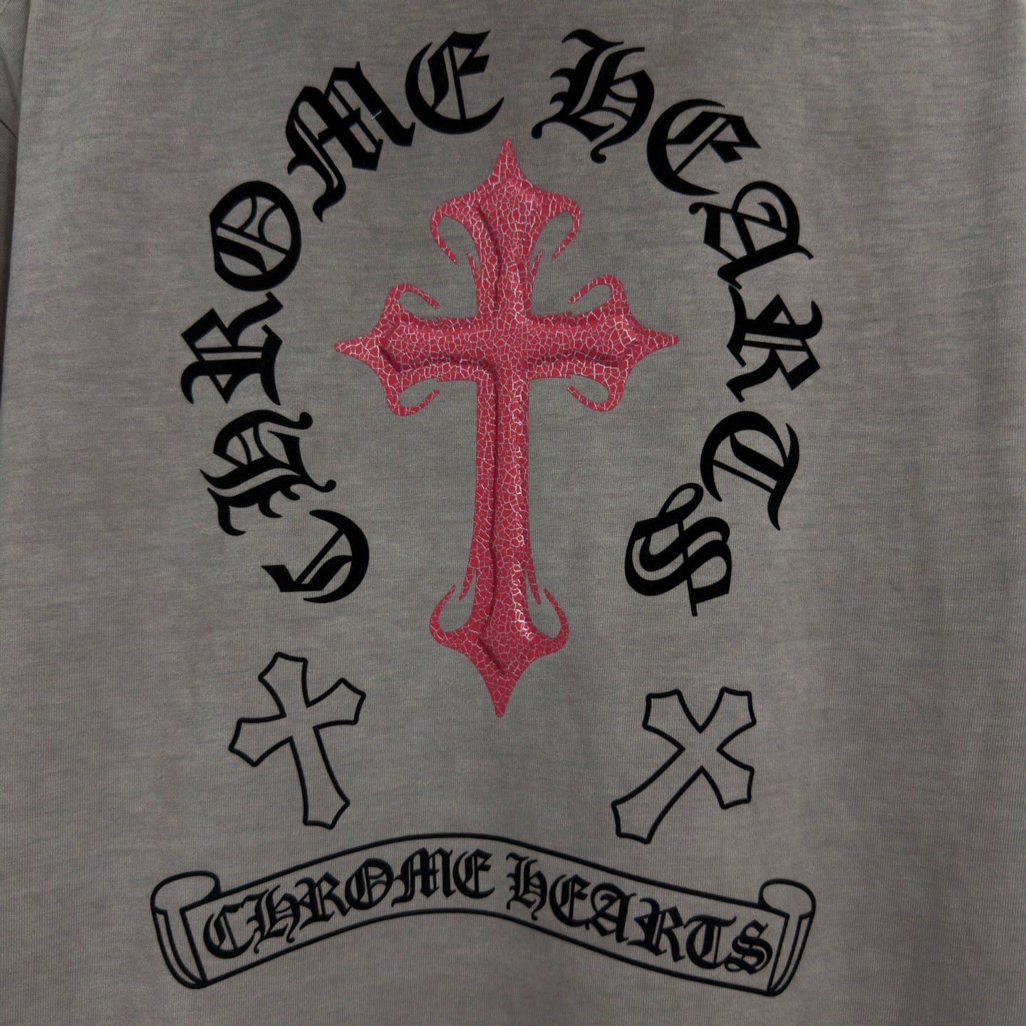 Gray short-sleeve T-shirt close-up of red cross with black ring text print