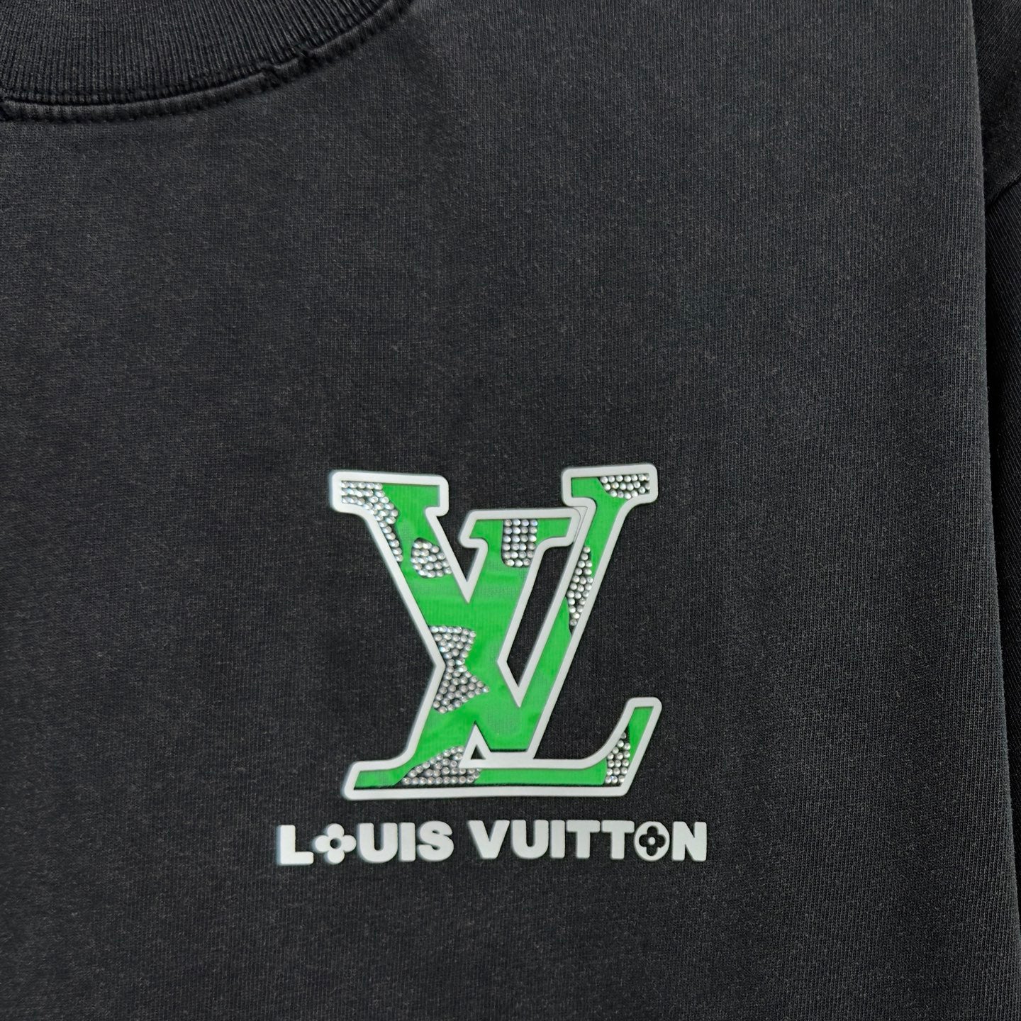 Louis Vuitton short-sleeve T-shirt, large green LV logo on front